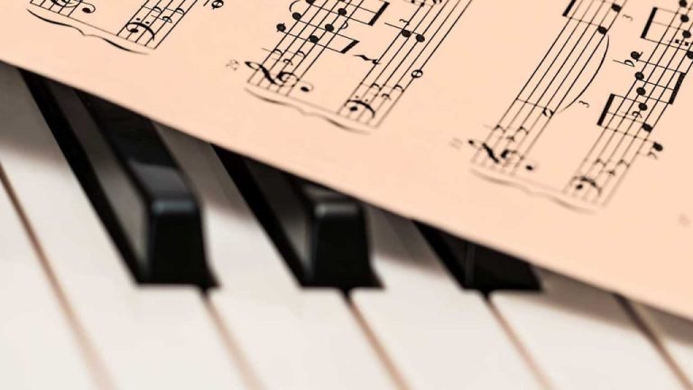 vantagens tocar piano