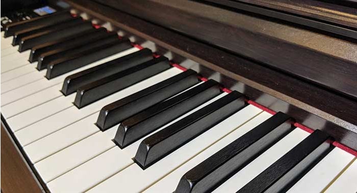 As teclas do piano digital Arius Yamaha YDP-184