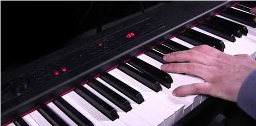 O piano digital Korg D1
