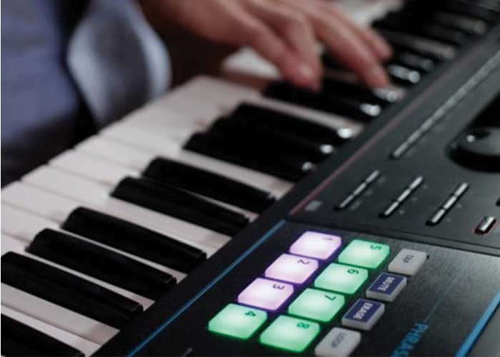 O piano Roland JUNO DS61