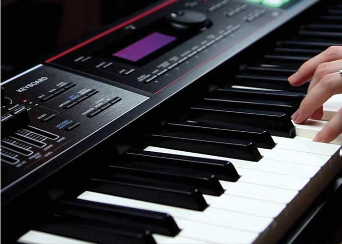 O piano Roland Juno-DS61