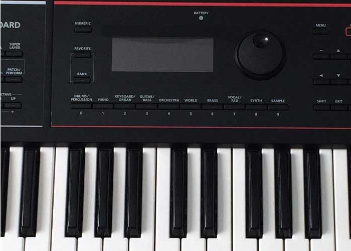 O piano Roland Juno-DS61