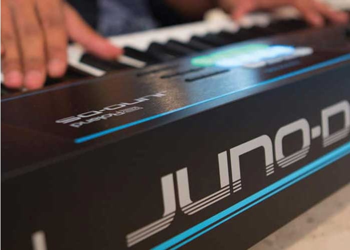 O piano Roland Juno-DS61