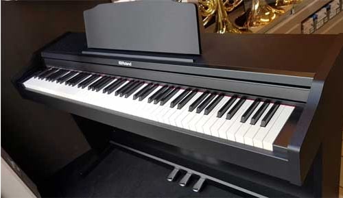 O Piano Digital Roland RP-102