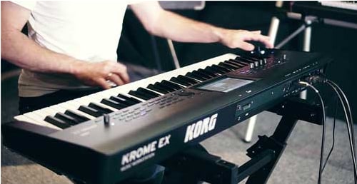 O piano digital Korg Krome EX