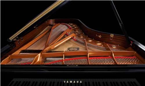 interior do piano de cauda do concerto da Yamaha CFX9 pés