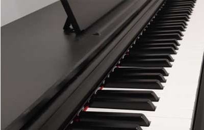 O teclado Yamaha YDP-143