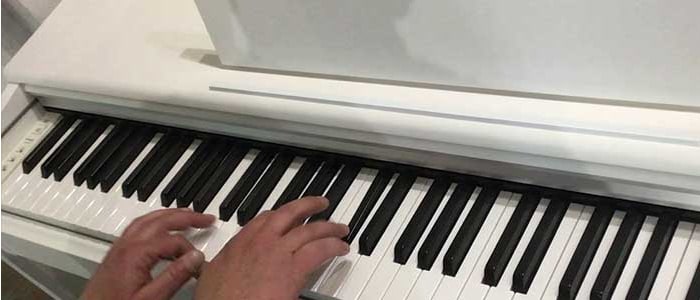 O Arius Yamaha YDP-144 Piano Digital