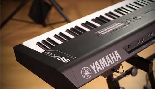 O sintetizador Yamaha MX88