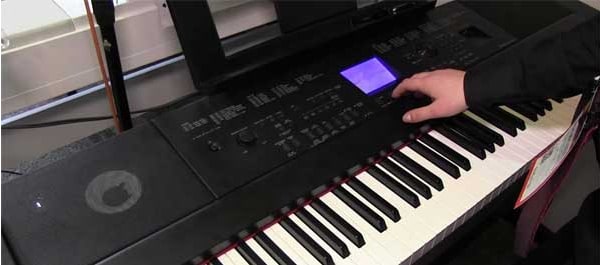 O piano digital Yamaha DGX-660