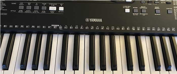 O arranjador de piano Yamaha PSR-E363