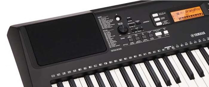 O arranjador de piano Yamaha PSR-E363
