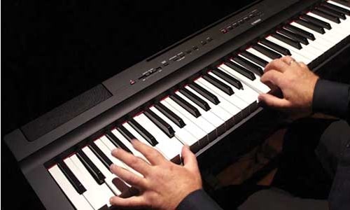 O piano digital Yamaha P-125 e P-121