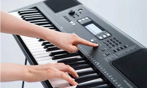 O arranjador de piano Yamaha PSR-E373