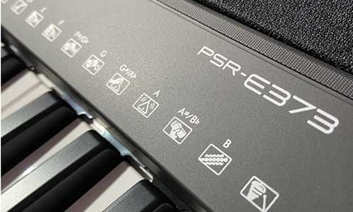 O arranjador de piano Yamaha PSR-E373