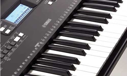 O arranjador de piano Yamaha PSR-E373