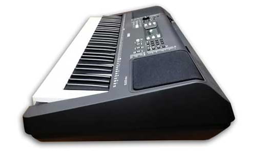 O arranjador de piano Yamaha PSR-E373