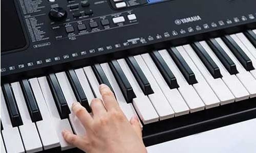 O arranjador de piano Yamaha PSR-E373