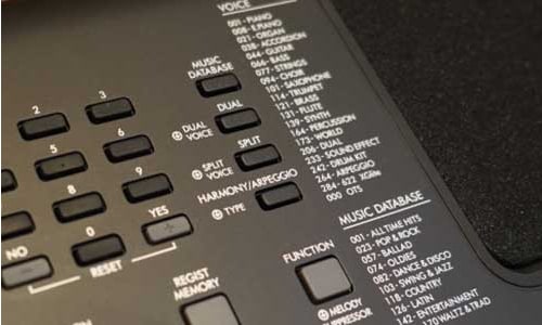 O arranjador de piano Yamaha PSR-E373
