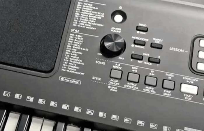 O arranjador de piano Yamaha PSR-E373