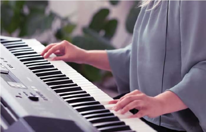 O arranjador de piano Yamaha PSR-E373